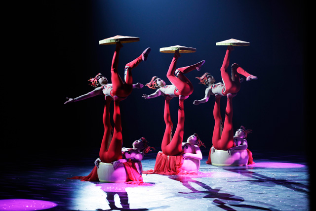 National-acrobats-of-pr-of-china-HighRes